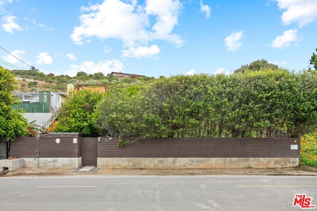 25143 Malibu Rd in Malibu, CA - Building Photo - Building Photo