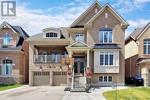 4 Flay Ct in Innisfil, ON - Building Photo