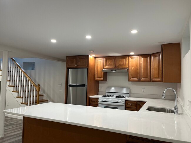 7 Lexington Ave, Unit B