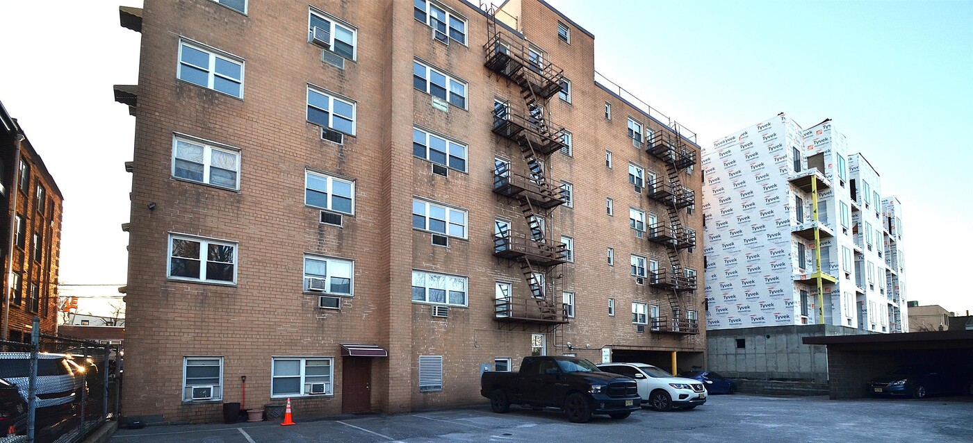 8829 John F. Kennedy Blvd in North Bergen, NJ - Building Photo