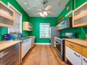 316 S Avenue C Ave in Elgin, TX - Building Photo - Building Photo