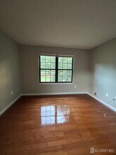 40 Crabapple Ln in Franklin Township, NJ - Foto de edificio - Building Photo