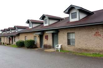 Cottondale Efficiency Apartments in Cottondale, AL - Building Photo - Building Photo