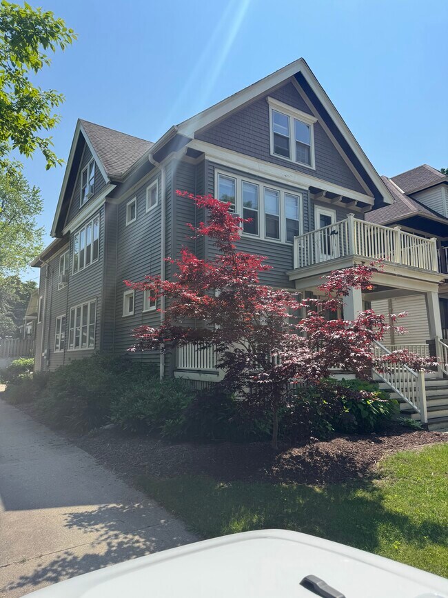 6821 W Lloyd St, Unit 3 BR LOWER FLAT