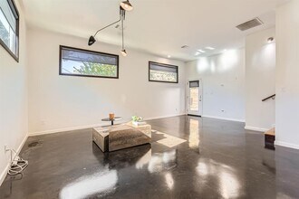1600 Holly St in Austin, TX - Building Photo - Building Photo