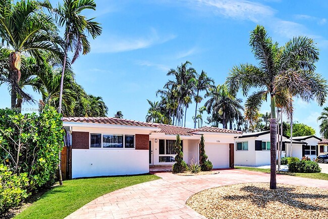 1206 Lincoln St in Hollywood, FL - Foto de edificio - Building Photo