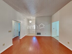 7804 Spring Branch Dr S in Jacksonville, FL - Foto de edificio - Building Photo