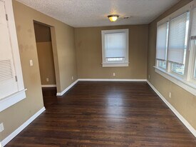 101 S Willis Ave in Independence, MO - Building Photo