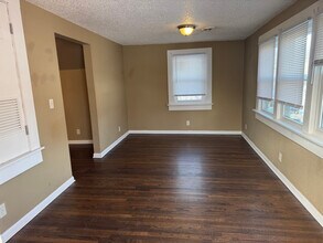 101 S Willis Ave, Unit B in Independence, MO - Foto de edificio - Building Photo