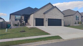 710 Harbison St in Bentonville, AR - Building Photo