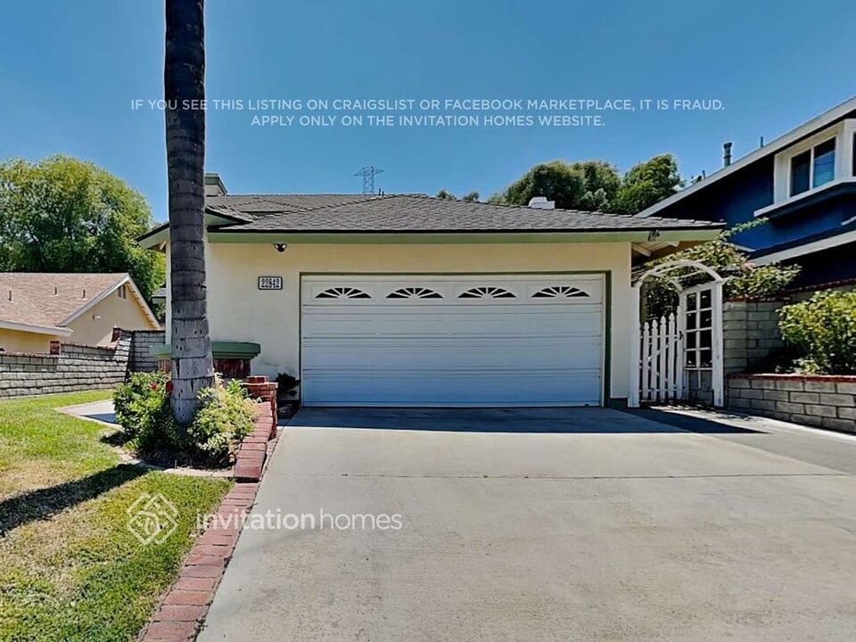 22842 White Pine Pl in Santa Clarita, CA - Building Photo