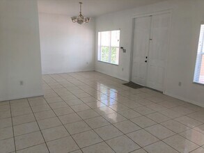 8894 NW 168th St in Hialeah, FL - Foto de edificio - Building Photo