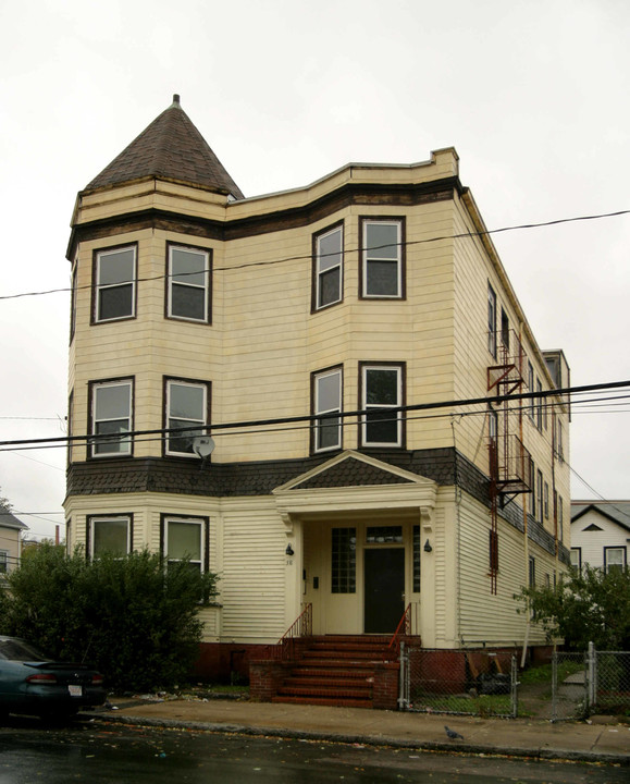 38 Cary Ave in Chelsea, MA - Foto de edificio