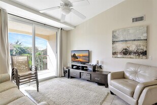 723 Villa Cir in Boynton Beach, FL - Building Photo