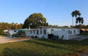 Sunny Pines Mobile Home Park in Mount Dora, FL - Foto de edificio - Building Photo