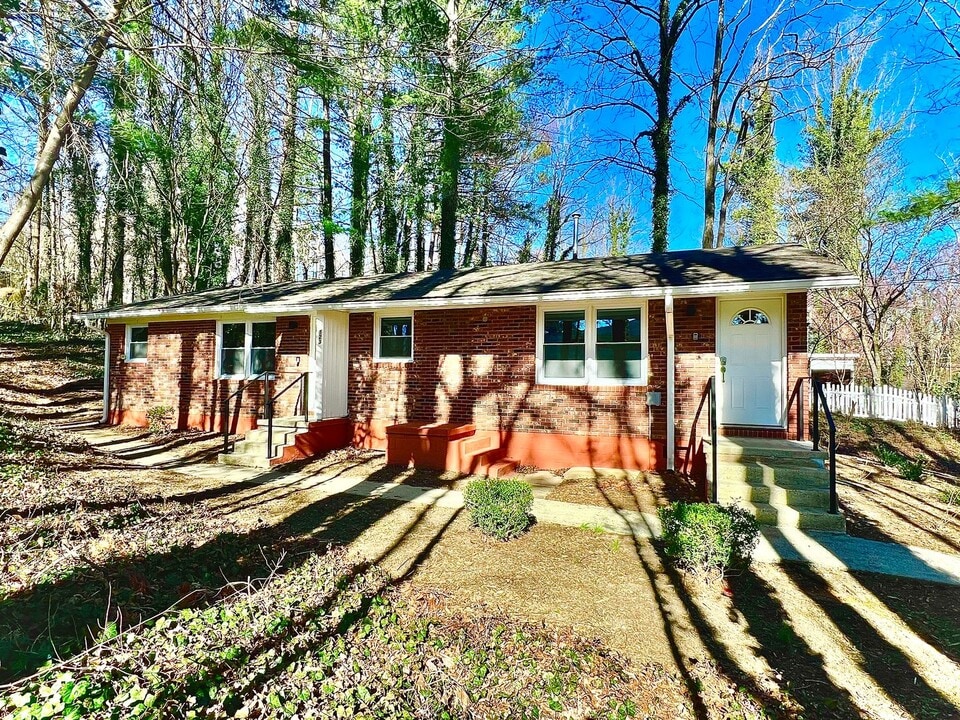 123 Wells St in Hendersonville, NC - Building Photo