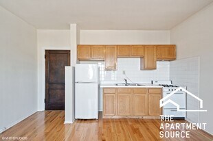 1050 W George St, Unit 001 in Chicago, IL - Building Photo