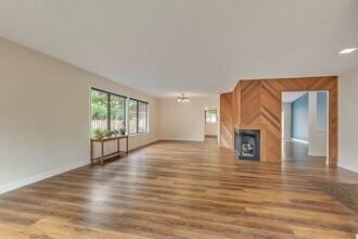 2115 SE Singing Woods Dr in Hillsboro, OR - Building Photo - Building Photo