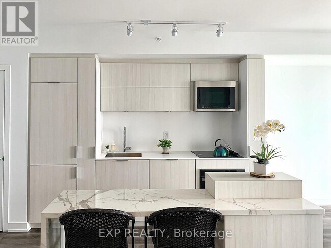 370 Martha St in Burlington, ON - Building Photo - Building Photo