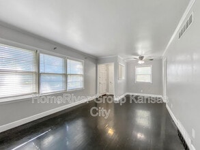 4716 NE 47th Terrace in Kansas City, MO - Foto de edificio - Building Photo