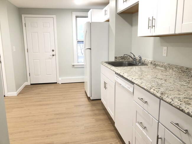 1 Howard Ave, Unit APT 2 in Attleboro, MA - Foto de edificio - Building Photo