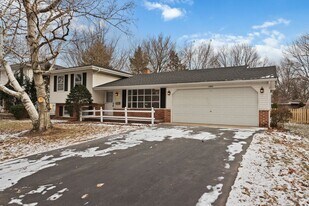1560 Warbler Dr in Naperville, IL - Building Photo