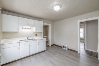 1668 Oregon St in Oshkosh, WI - Building Photo - Building Photo