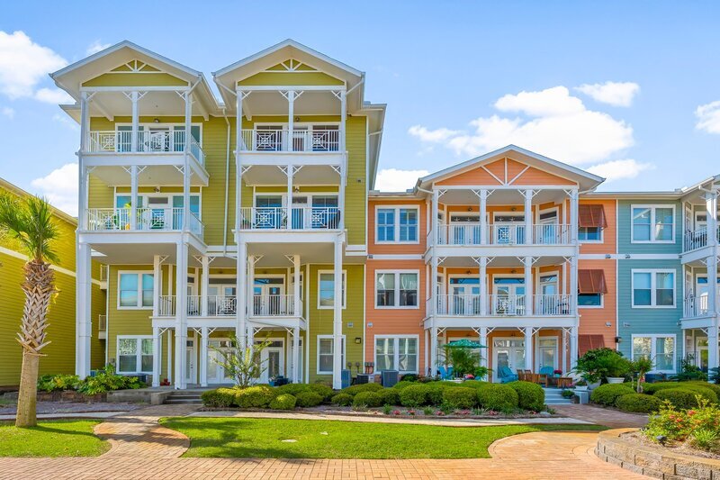 8700 Front Beach Rd in Panama City Beach, FL - Foto de edificio