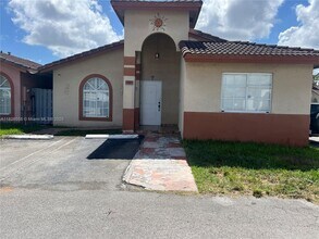 7001 W 35th Ave in Hialeah, FL - Building Photo - Building Photo