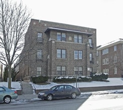 2632 N Oakland Ave in Milwaukee, WI - Foto de edificio - Building Photo