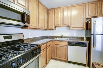 Round Hill Apartments of Chevy Chase in Chevy Chase, MD - Foto de edificio - Building Photo