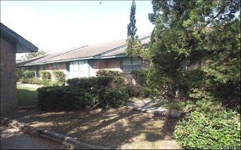 Village Green Townhomes in Baytown, TX - Foto de edificio - Building Photo