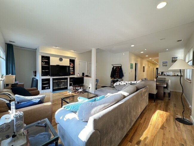 3345 N Southport Ave, Unit G03C