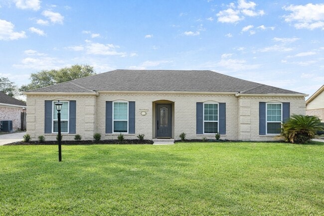 property at 13914 Oakwood Ln