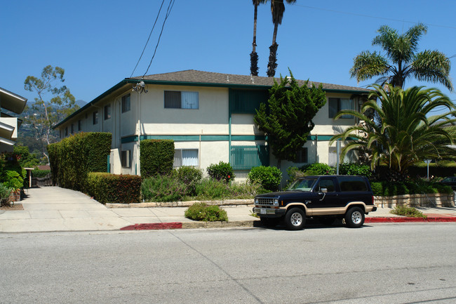 401 E Victoria St in Santa Barbara, CA - Foto de edificio - Building Photo