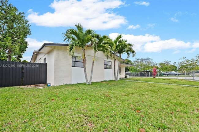 11950 SW 199th St in Miami, FL - Building Photo - Building Photo