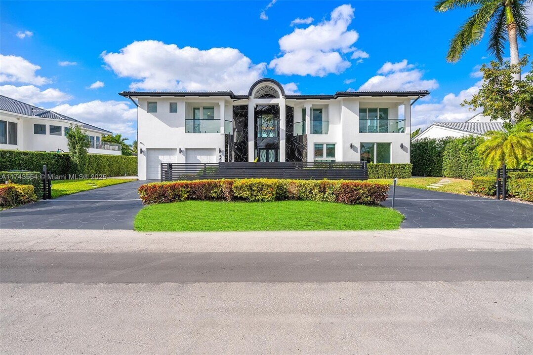 3251 NE 164th St in North Miami Beach, FL - Building Photo