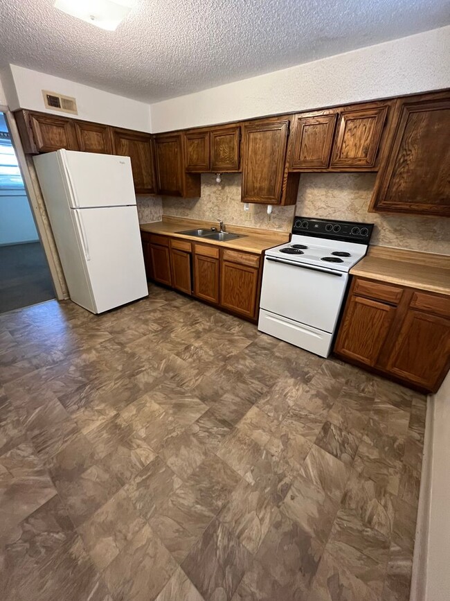 Eisenhower Apartments in Junction City, KS - Building Photo - Interior Photo