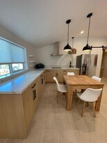 20570 Hatteras St in Woodland Hills, CA - Building Photo