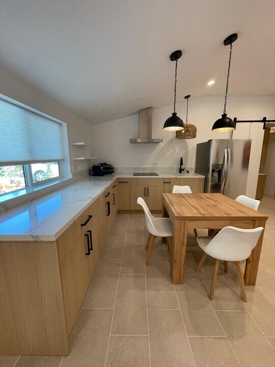 20570 Hatteras St in Woodland Hills, CA - Building Photo