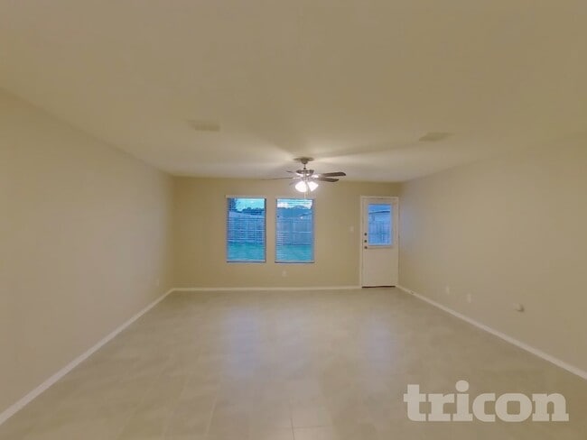 1392 Wavelet Dr in Azle, TX - Foto de edificio - Building Photo