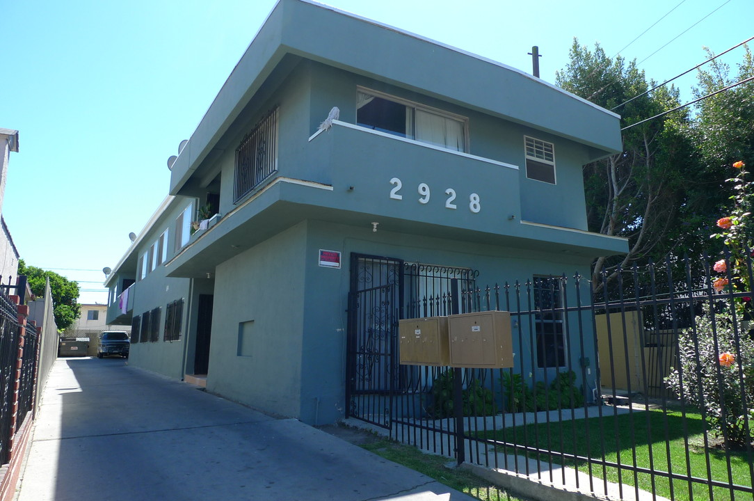 2928 Carmona Ave in Los Angeles, CA - Building Photo