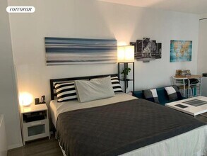 350 W 50th St in New York, NY - Building Photo - Building Photo