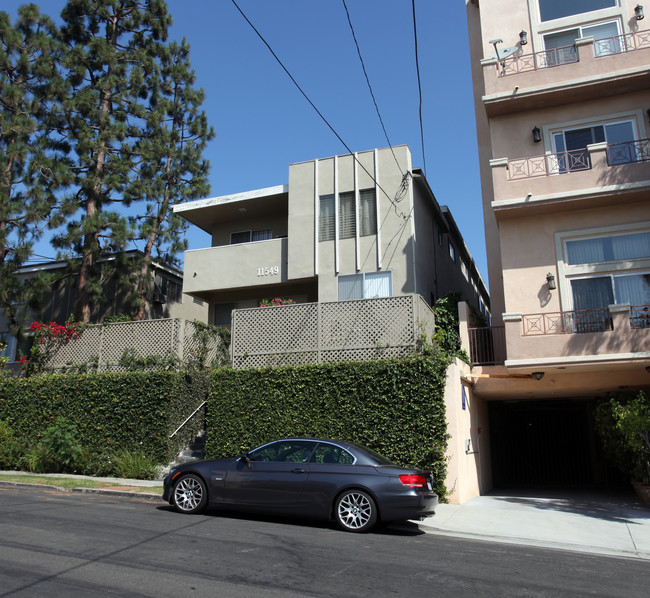 11549 Rochester Ave in Los Angeles, CA - Foto de edificio - Building Photo