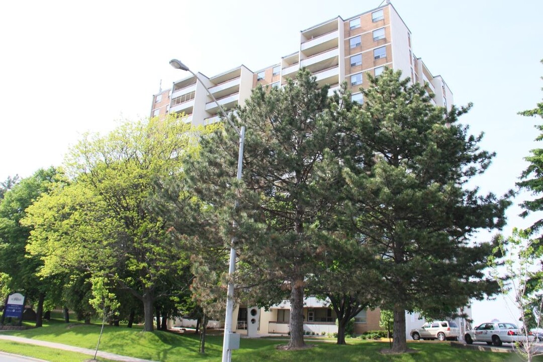 Supreme Apartments in Hamilton, ON - Building Photo