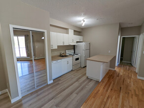 Legislative Estates Apartments in Edmonton, AB - Building Photo - Building Photo