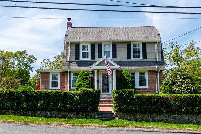 409 Mount Vernon St in Dedham, MA - Building Photo - Building Photo