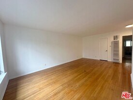 1000 N Orange Grove Ave in West Hollywood, CA - Building Photo