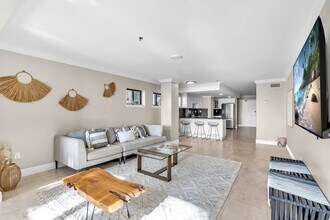 6345 Collins Ave in Miami Beach, FL - Foto de edificio - Building Photo