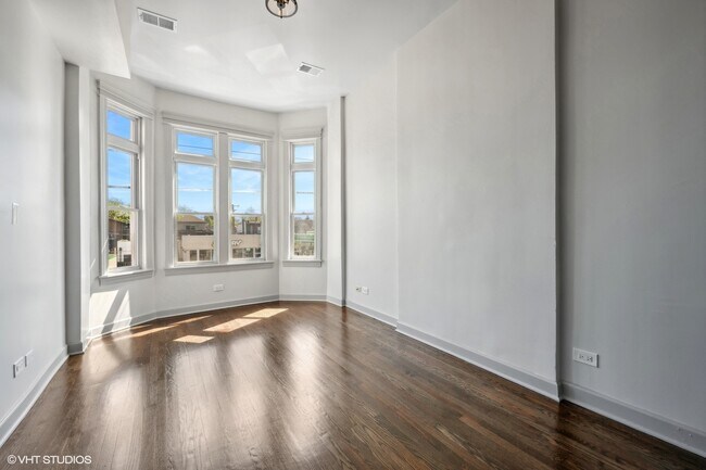 2344 W Fullerton Ave in Chicago, IL - Building Photo - Building Photo